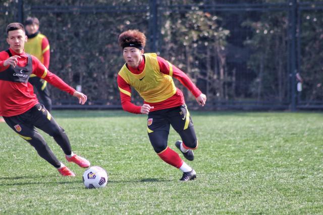 yl23455永利最新网址-01国奥上海集训考察锋线 要从20余人寻觅最佳组合