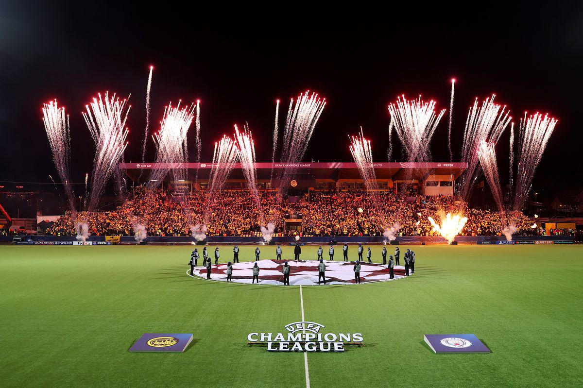yl23455永利平台-曼晚:大量未买到票的曼城球迷也随队远征挪威客场,甚至有人爬树上看球